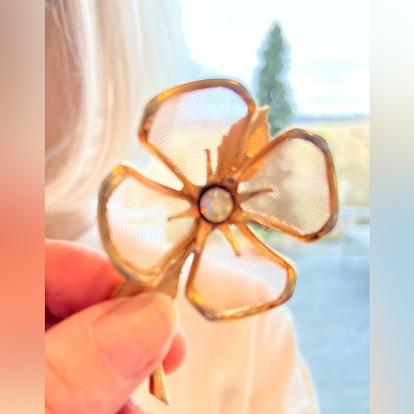 Gold Clover Brooche - Picture 2 of 5
